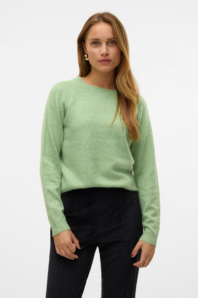 T-shirt vert avec col rond de VERO MODA, associé à un pantalon noir.