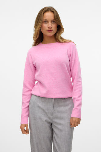 T-shirt rose avec col rond de Vero Moda, associé à un pantalon gris et des chaussures crème avec une semelle épaisse.