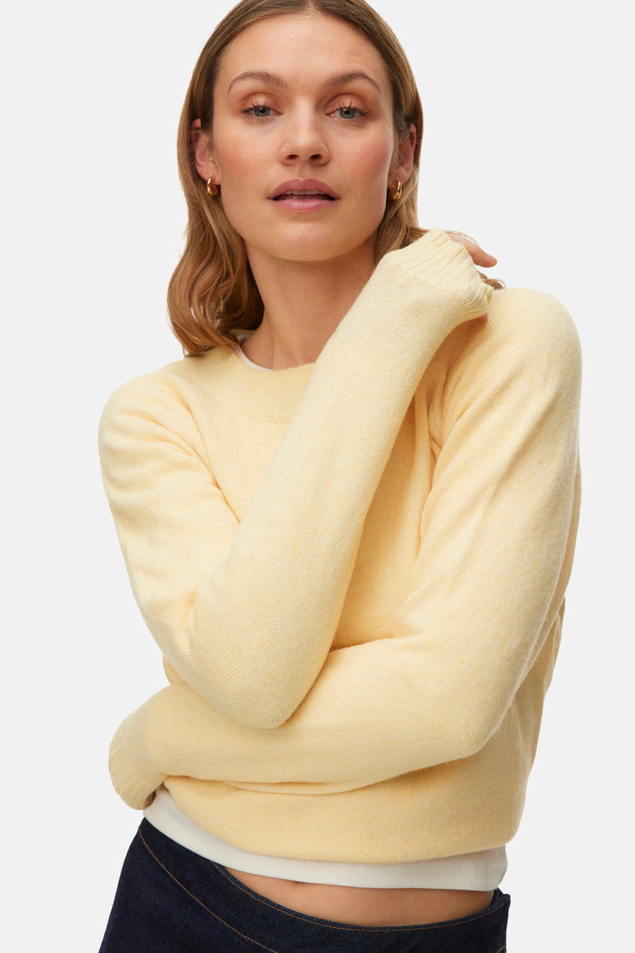 Pull jaune à col rond de Vero Moda, à manches longues et avec un bord côtelé.
