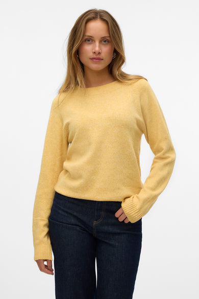 Sweat-shirt VERO MODA avec col rond, porté avec des jeans foncés et des baskets basses.