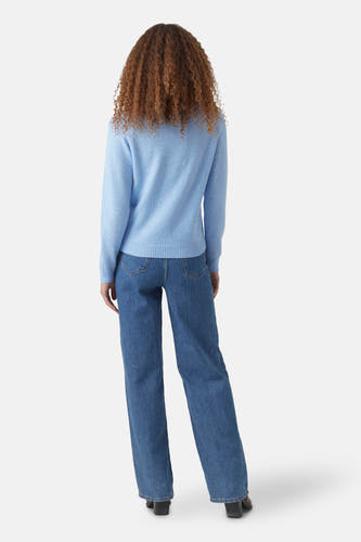 Blauwe trui met ronde hals van Vero Moda, met lange mouwen, gecombineerd met jeans.
