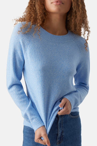 Blauwe trui met ronde hals van VERO MODA, gedragen met een spijkerbroek.
