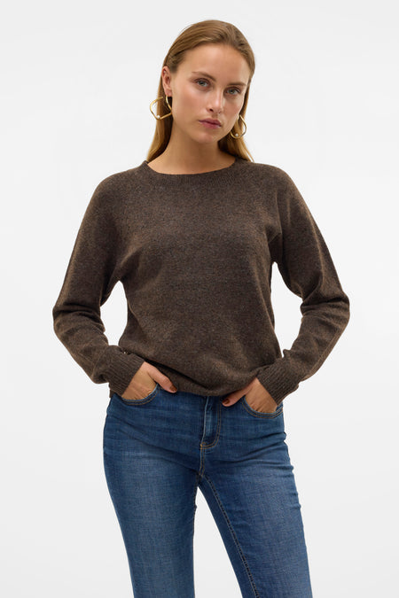 Pull marron avec col rond de VERO MODA, porté avec des jeans bleus et des boucles d'oreilles dorées.