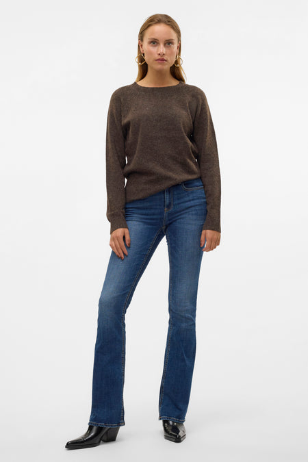 Pull marron avec col rond de VERO MODA, porté avec des jeans bleus et des bottes noires.