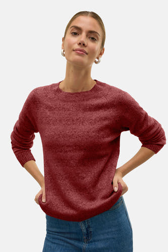 Pull rouge à col rond de VERO MODA, porté avec des jeans et des boucles d'oreilles en argent.