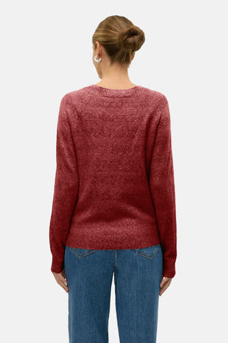 T-shirt rouge avec col rond de VERO MODA, vu de derrière, associé à un jean bleu et des boucles d'oreilles argentées.