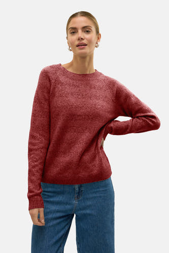 T-shirt rouge avec col rond de VERO MODA, porté avec un jeans bleu et des boucles d'oreilles argentées.