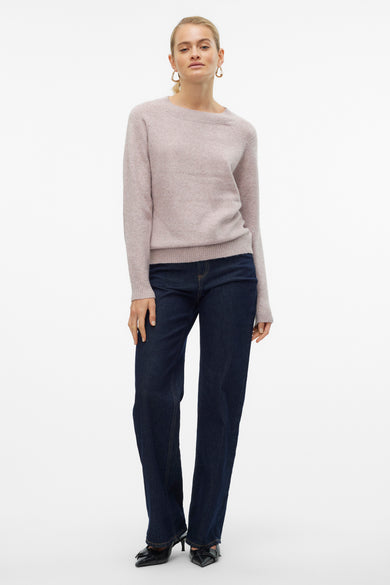 Roze trui met ronde hals van VERO MODA, gedragen met donkere jeans en zwarte schoenen.
