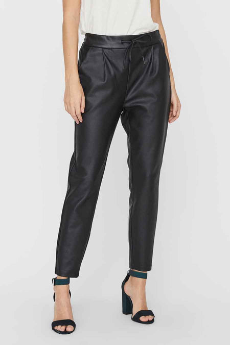 Pantalon effet cuir noir de VERO MODA® avec taille élastique, deux poches arrière décoratives, dos.