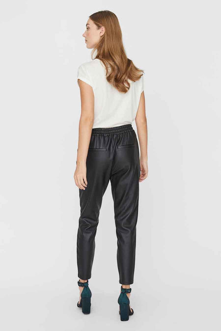 Pantalon noir en similicuir de VERO MODA® avec taille élastique, vue arrière.