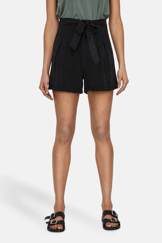 Short noir de VERO MODA, avec une ceinture en ruban et combiné avec un haut olive et des sandales noires.