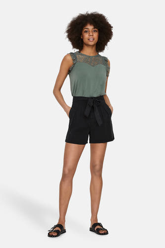 Short noir de VERO MODA®, avec ruban noué, poches zippées et une finition raffinée.