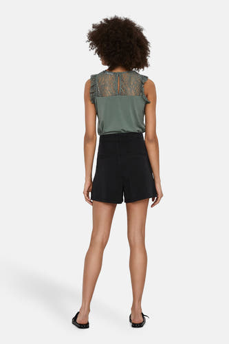 Short noir Vero Moda avec taille haute et design minimaliste.