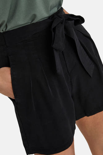 Short noir de VERO MODA®, avec une ceinture en ruban et des poches cousues, combiné avec un haut olive.