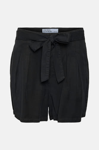 Short noir de VERO MODA, avec une ceinture à nœud à la taille.