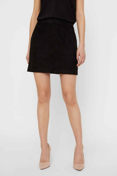 Zwarte korte rok van VERO MODA, gedragen met beige pumps.