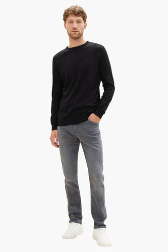 Grijze slim fit jeans van TOM TAILOR, gedragen met een zwarte trui en witte sneakers.