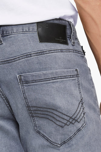 Grijze jeans met zwarte details en leren TOM TAILOR-label.