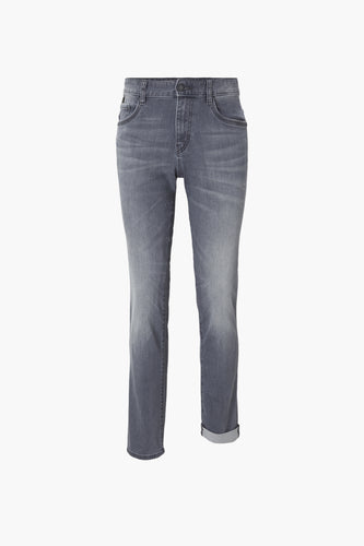 Grijze damesjeans met opgerolde pijpen.