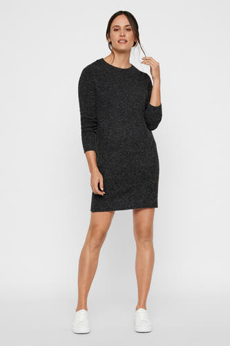 Robe noire avec des manches longues de Vero Moda, d'une texture lisse et de baskets blanches.