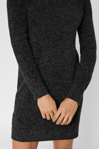 Robe noire à longues manches de VERO MODA, avec une texture douce et froissée.