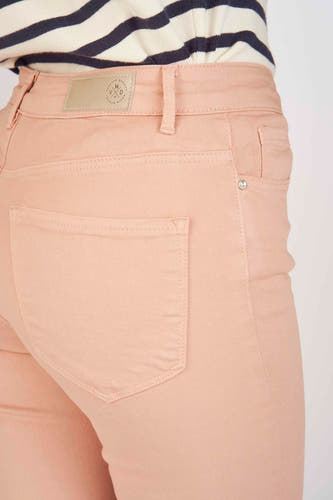 Jean skinny rose de Vero Moda, avec poche arrière et une pierre décorative subtile.
