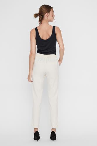 Pantalon de costume beige VERO MODA, vu de derrière, avec une ceinture élastique et des escarpins noirs.