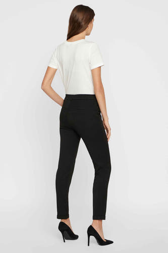 Pantalon de costume noir VERO MODA, vu de par derrière, avec une chemise blanche et des baskets noires.