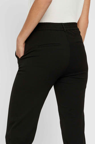 Pantalon de costume noir Vero Moda, avec une ceinture élastique et une poche arrière discrète.