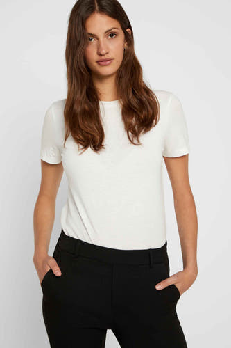 Pantalon de costume noir VERO MODA, porté avec un t-shirt blanc et les mains dans les poches.