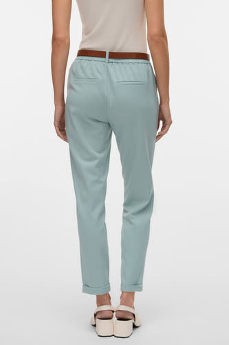 Pantalon de costume vert de VEROeroA MOD avec avec une ceinture marron, des poches arrière et des revers roulés.