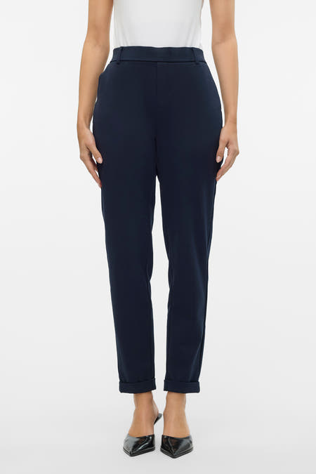 Pantalon de costume bleu VERO MODA, avec des poches à rabat et associé à des mocassins noirs.