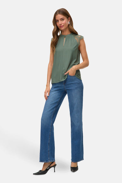 Groene blouse met korte mouwen van VERO MODA, met kanten details op de schouders.
