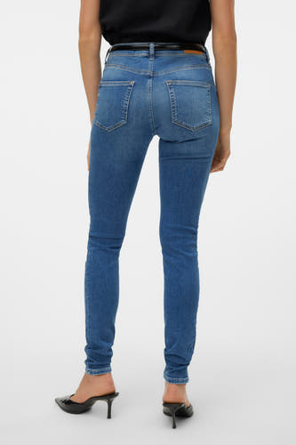 Skinny jeans in middenblauw denim van VERO MODA, met zwarte hakken.

