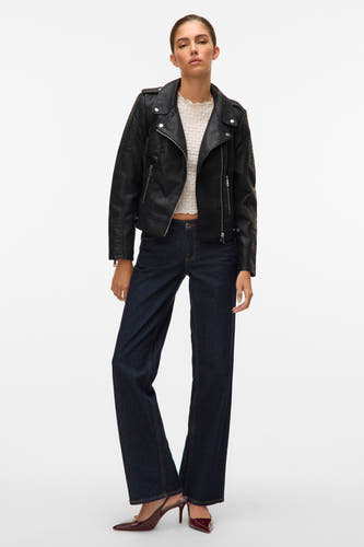 Zwarte leren jas van Vero Moda, met zilverkleurige ritssluitingen, gedragen met donkere jeans en bordeauxrode hakken.
