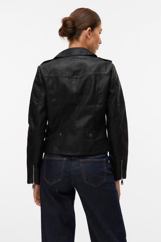 Manteau de cuir noir Vero Moda, vu de derrière avec des jeans noirs.