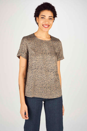 T-shirt gris de Vero Moda, avec un motif ondulé, à voir sur un modèle.
