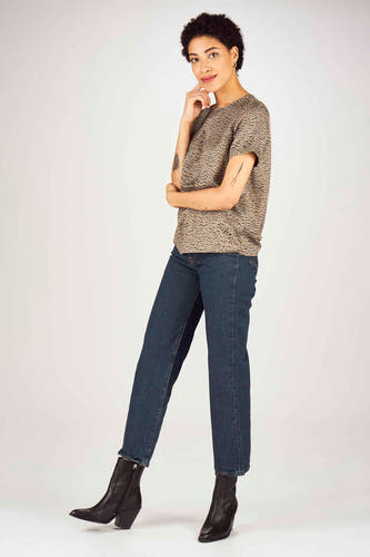 Grijs T-shirt met korte mouwen van VERO MODA®, met golvend patroon, gecombineerd met donkere jeans en zwarte laarsjes.