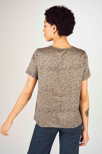 Grijs T-shirt van Vero Moda, met een golvend patroon, te zien op een model.
