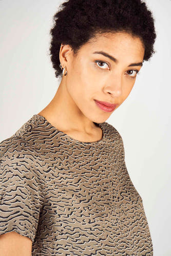 Tête de gris V VERO MODA® avec imprimé serpent, manches courtes et col rond.