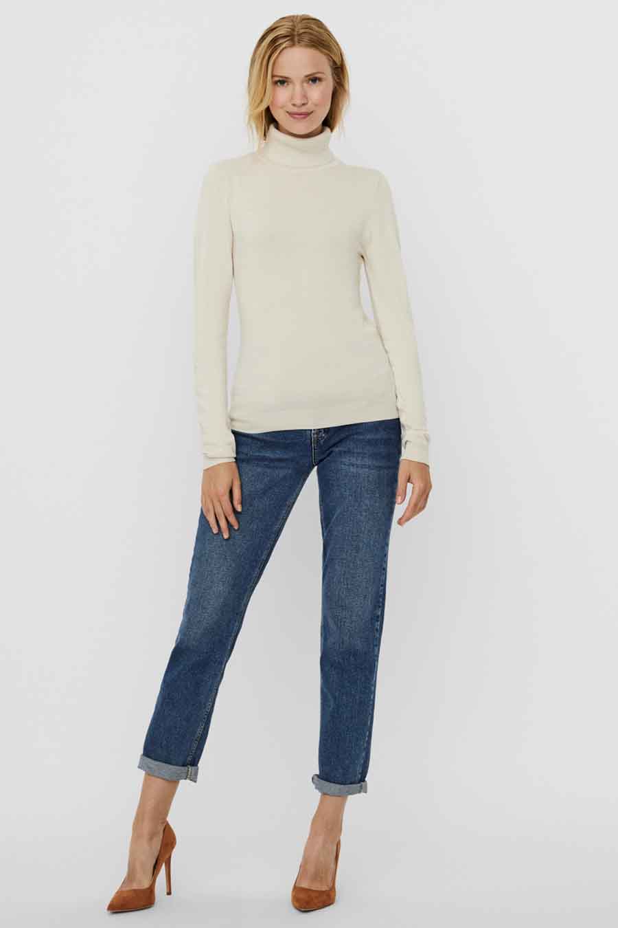 Gilet beige avec col montant de VERO MODA, associé à des jeans et des escarpins marrons.