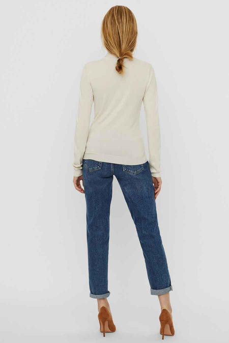 Gilet beige de VERO MODA, vu du dos arrièreéé avec des jeans et des baskets brunes.