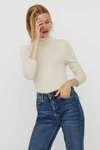 Gilet beige avec col montant de VERO MODA, porté avec un jean bleu.
