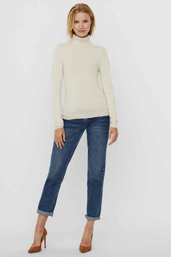 Gilet beige avec col montant de Vero Moda, associé à des jeans et des baskets marrons.