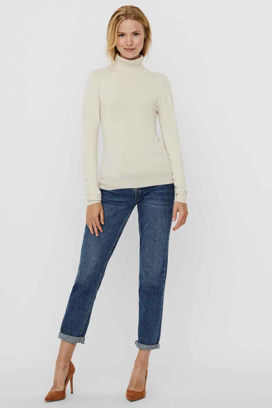 Gilet beige avec col montant de Vero Moda, associé à des jeans et des baskets marrons.