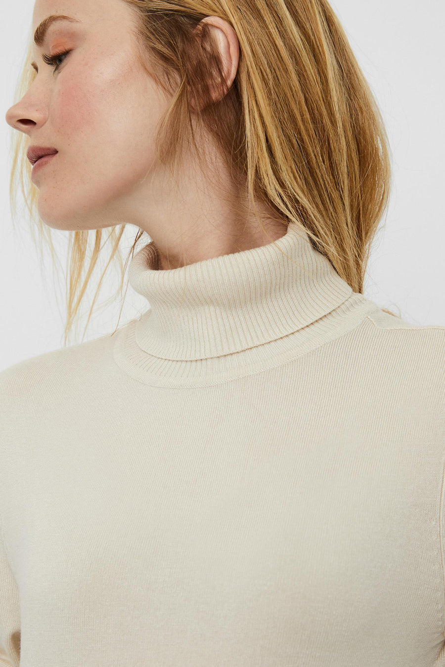 Manteau beige de VERO MODA, avec une structure côtelée fine et une coupe classique.
