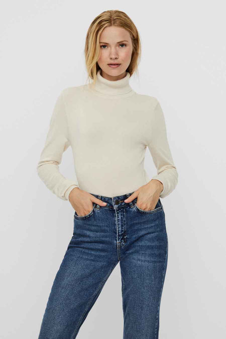 Manteau beige de VERO MODA, associé à un jean bleu marine avec une taille haute.