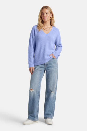 Blauwe trui met V-hals van Vero Moda, met lange mouwen en een ribgebreide textuur.