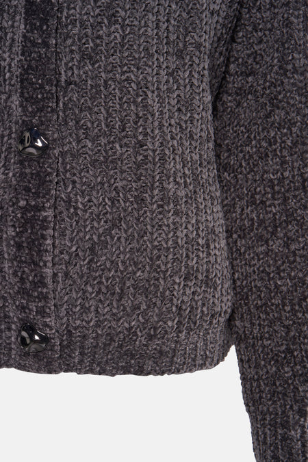 Gilet gris à grosse maille d'OPUS avec des boutons foncés et brillants sur le devant.