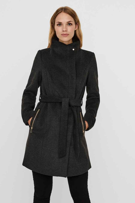 Manteau gris de VERO MODA, vu de derrière, avec une ceinture et un pantalon noir et des bottes.